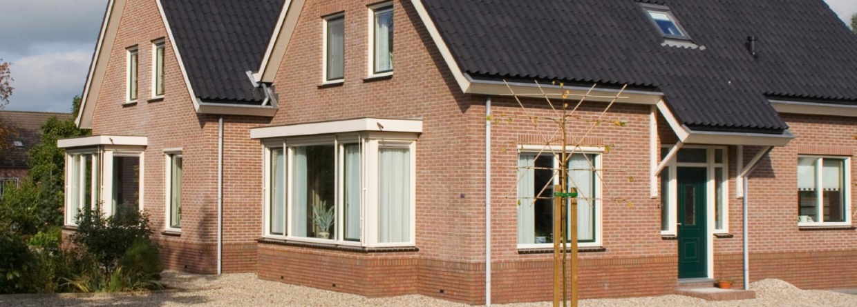Twee huizen tegen elkaar