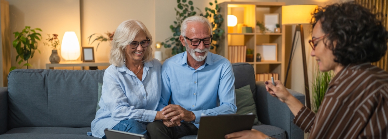 Een ouder stel krijgt advies van een vrouwelijke adviseur