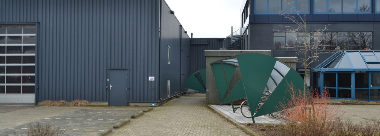 Twee bedrijfspanden met kanteldeur en ingang en oprit en fietsenstalling op industrieterrein