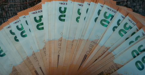 Miljoenennota 2027 koopkracht briefgeld van 50 euro in een waaier