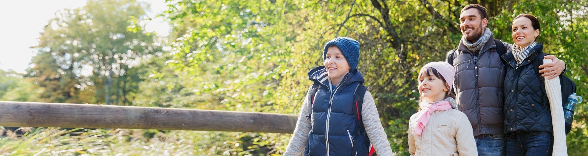 Gezin wandelt in het bos